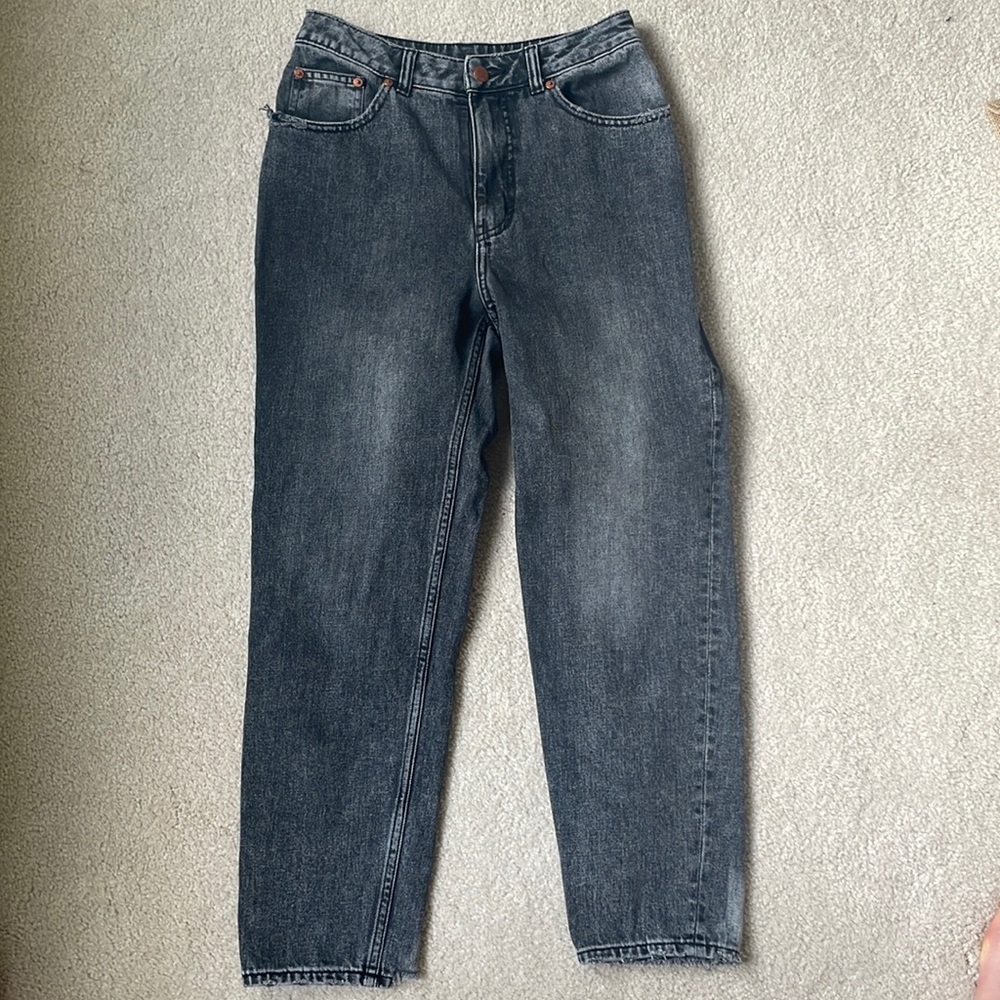 Super cute high waisted jeans!